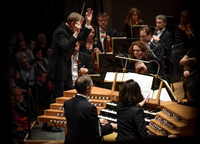 Olivier Latry à la console de l'orgue avec le Belgian National Orchestra